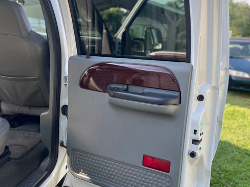 Used 2006 Ford F250 Lariat image 10