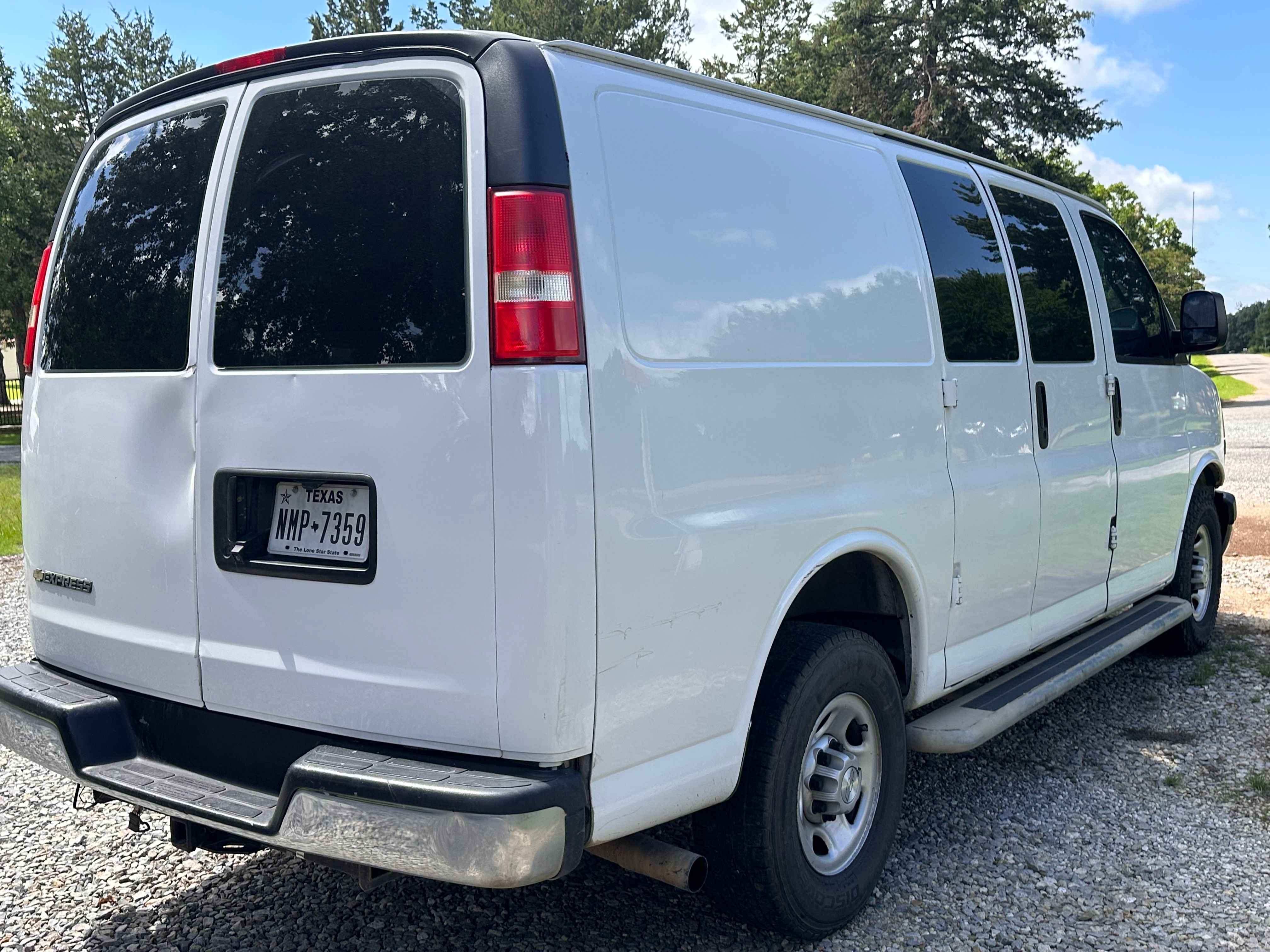 Used 2018 Chevrolet Express 2500 w/ Driver Convenience Package RWD image 4