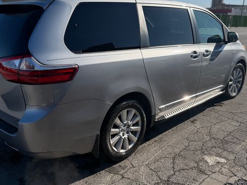 Used 2017 Toyota Sienna XLE Premium image 2