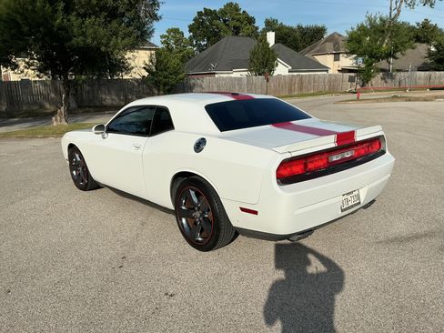 Used 2012 Dodge Challenger SXT image 2
