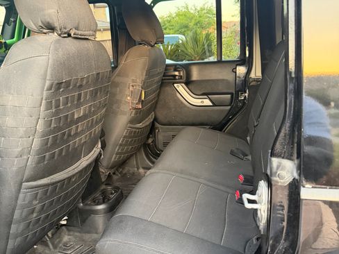 Used 2017 Jeep Wrangler Unlimited Rubicon w/ Connectivity Group AWD/4WD image 9
