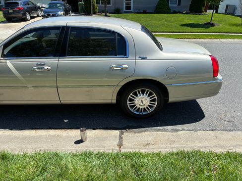 Used 2009 Lincoln Town Car Signature Limited RWD image 12