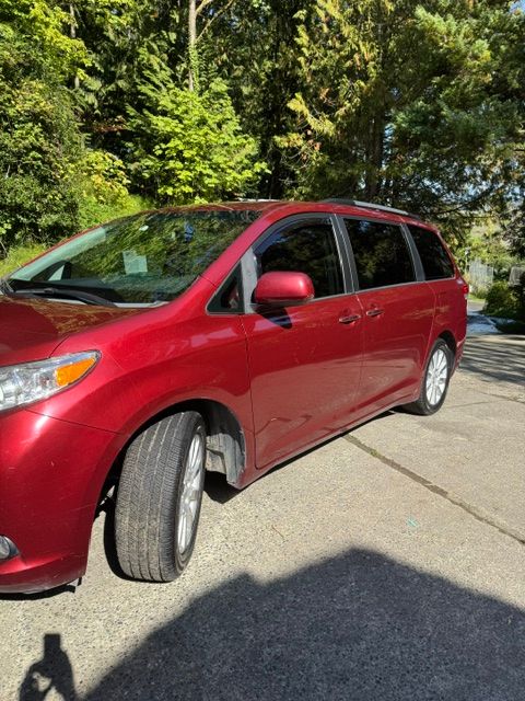 Used 2014 Toyota Sienna XLE w/ XLE Premium Package AWD/4WD image 4