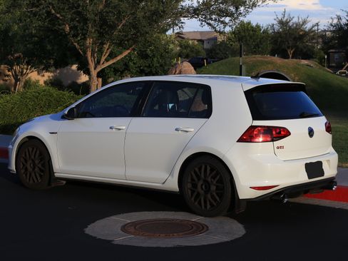 Used 2017 Volkswagen GTI SE FWD image 5