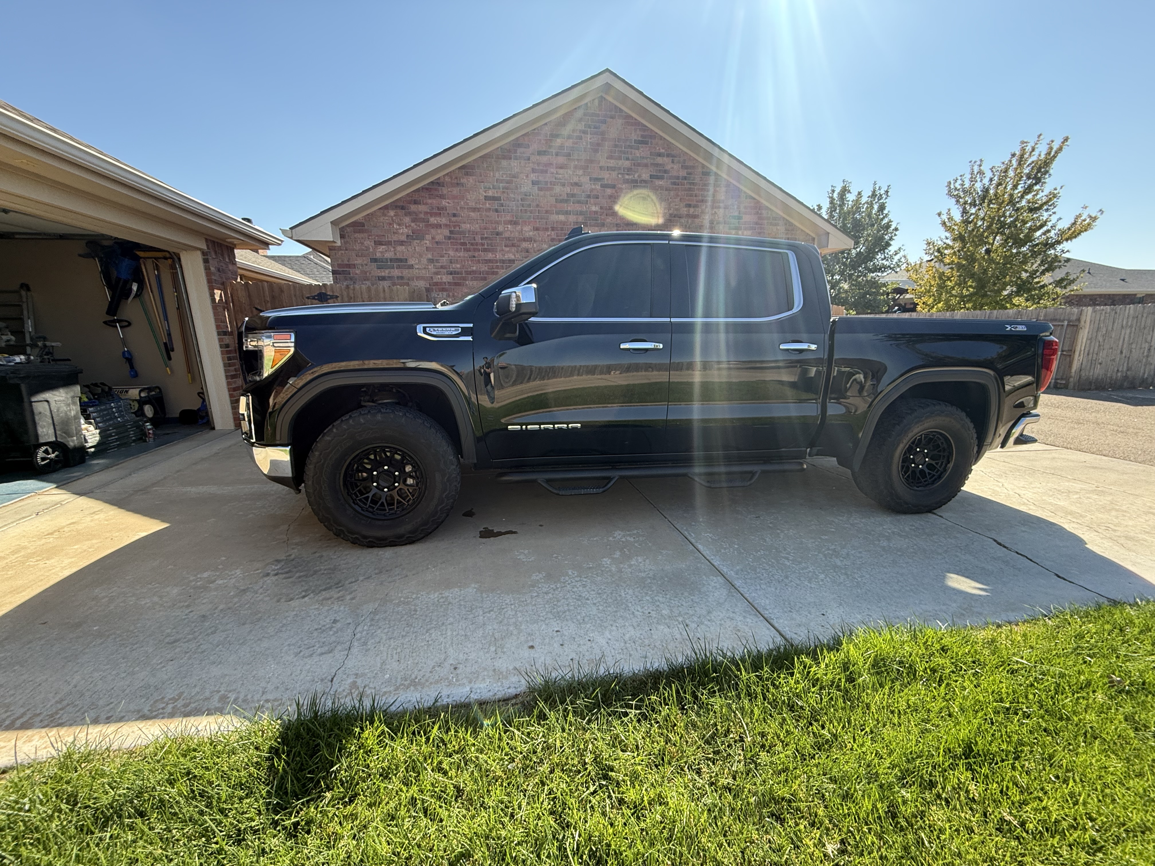 Used 2021 GMC Sierra 1500 SLT AWD/4WD image 2