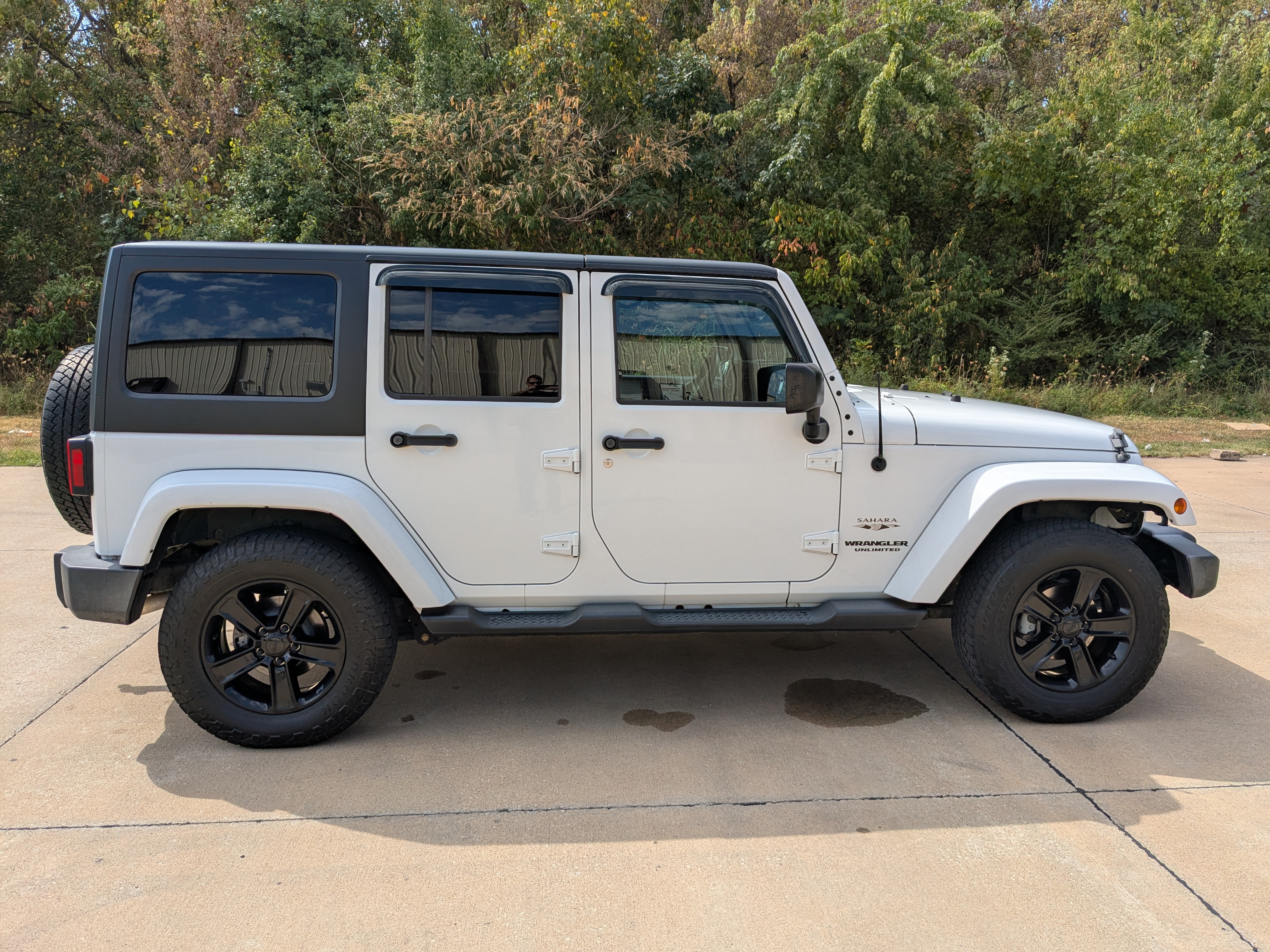 Used 2016 Jeep Wrangler Unlimited Sahara w/ Connectivity Group AWD/4WD image 5