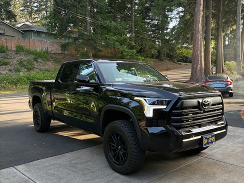 Used 2025 Toyota Tundra Limited AWD/4WD image 1
