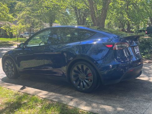 Used 2024 Tesla Model Y Performance image 9