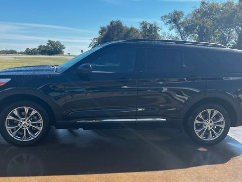 Used 2023 Ford Explorer XLT w/ Equipment Group 202A image 6