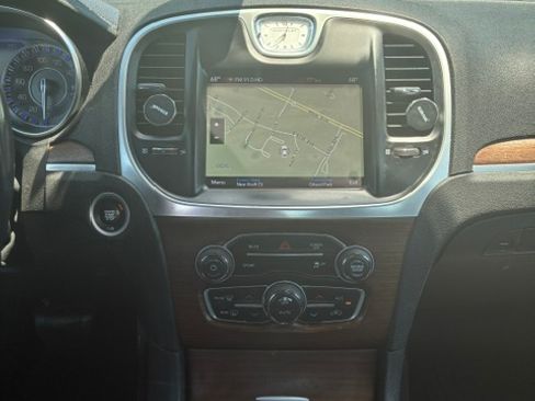 Used 2019 Chrysler 300 C RWD image 2