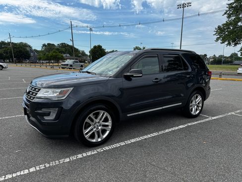 Used 2017 Ford Explorer XLT w/ Equipment Group 202A AWD/4WD image 1