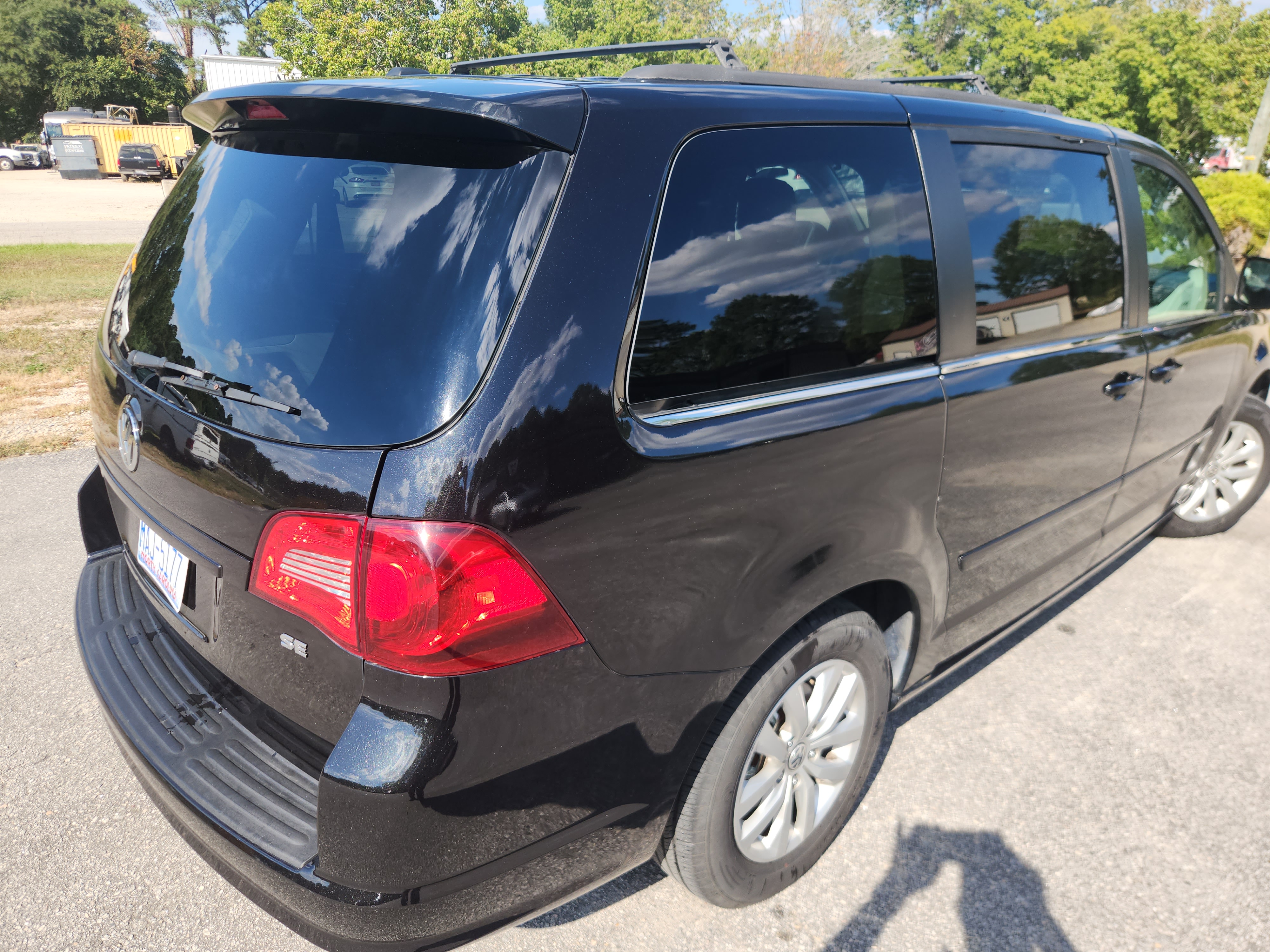 Used 2012 Volkswagen Routan SE FWD image 4