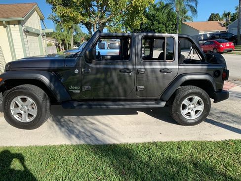 Used 2018 Jeep Wrangler Unlimited Sport S image 3