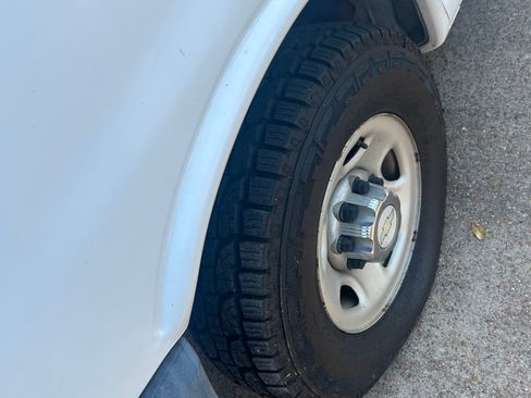 Used 2009 Chevrolet Express 3500 Extended Passenger w/ LT Preferred Equipment Group image 9