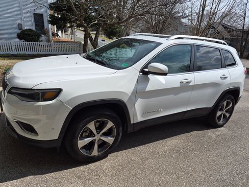 Used 2019 Jeep Cherokee Limited w/ Luxury Group image 2