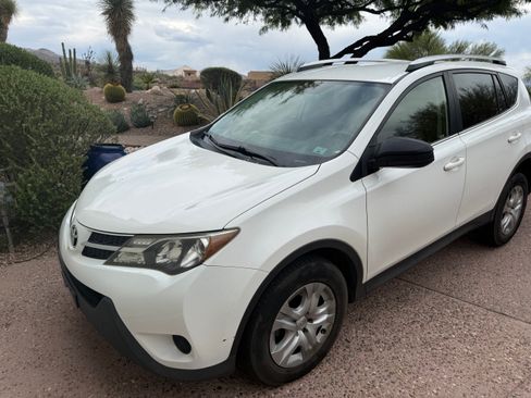 Used 2015 Toyota RAV4 LE AWD/4WD image 2