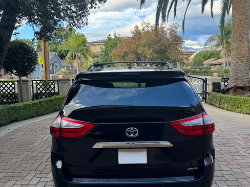 Used 2017 Toyota Sienna Limited Premium image 6