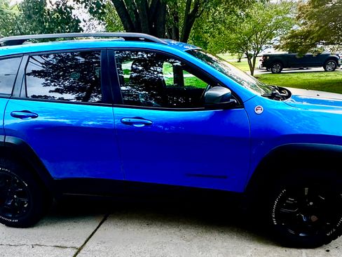 Used 2019 Jeep Cherokee Trailhawk w/ Cold Weather Group AWD/4WD image 10