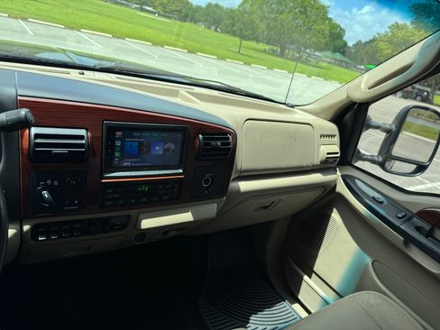 Used 2006 Ford F350 Lariat image 12