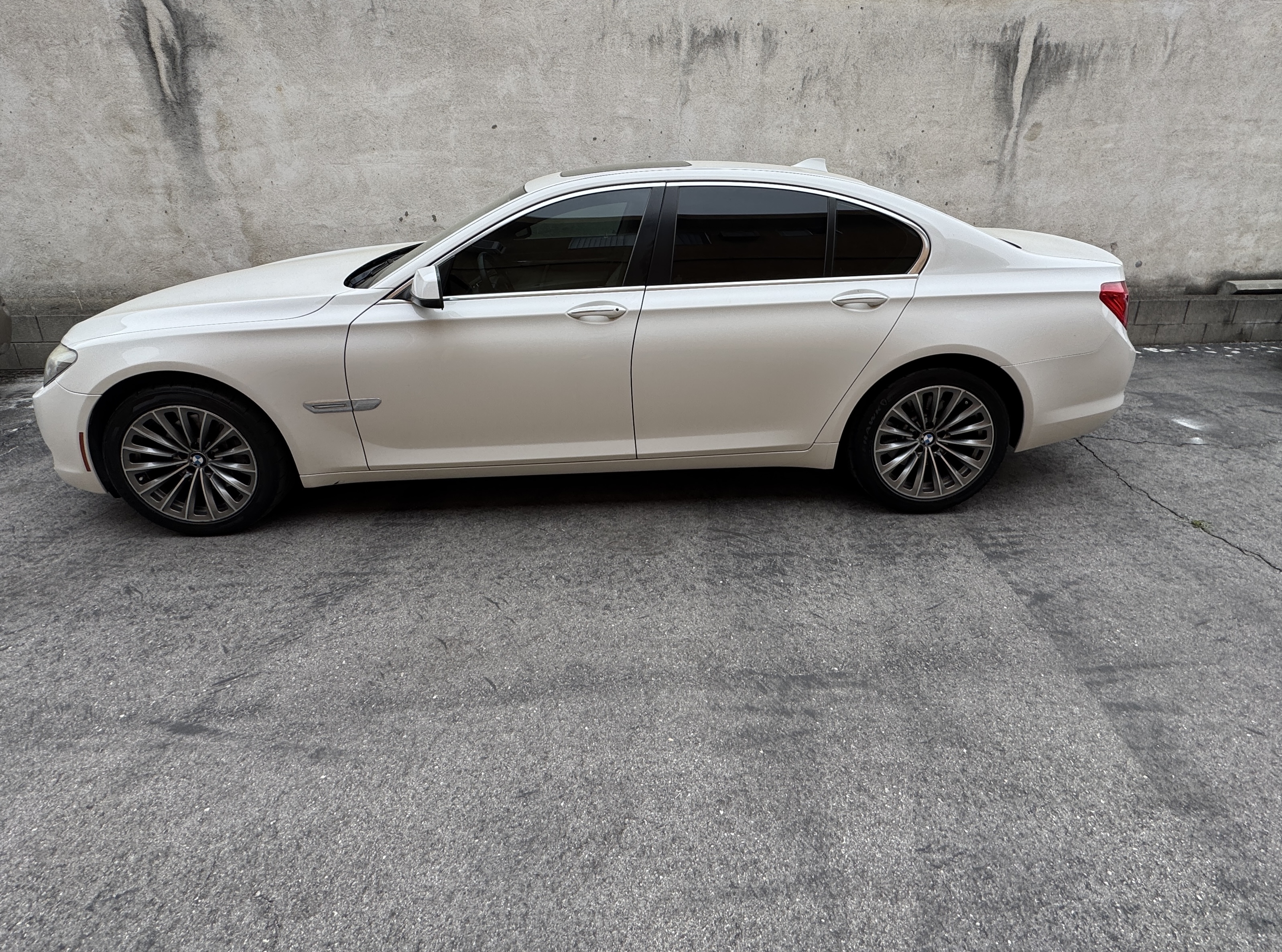 Used 2011 BMW 740i RWD image 1