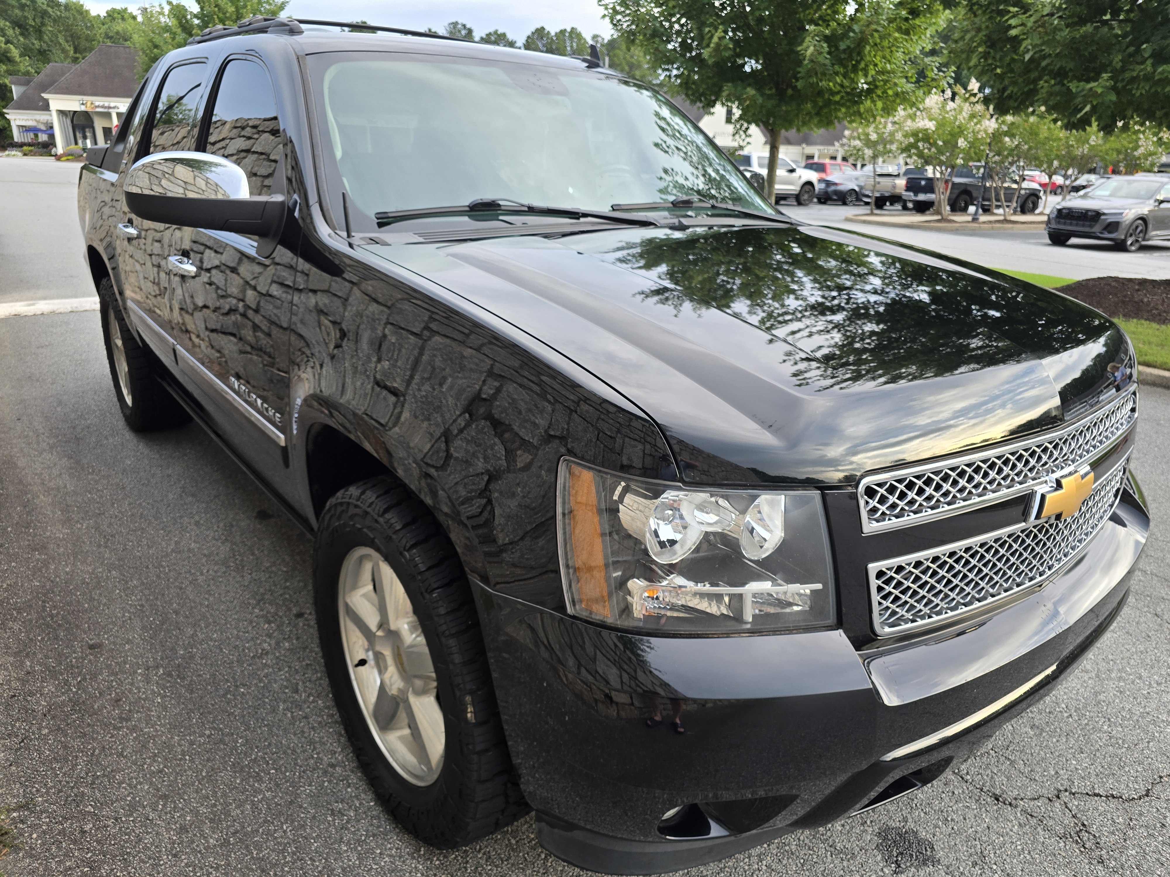 Used 2012 Chevrolet Avalanche LTZ AWD/4WD image 8