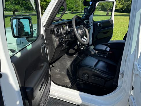 Used 2023 Jeep Wrangler Unlimited Sahara AWD/4WD image 9