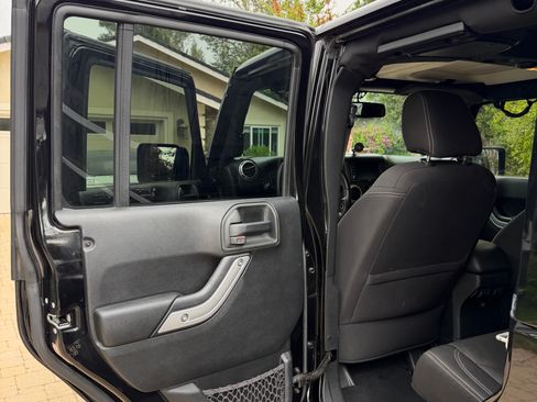 Used 2017 Jeep Wrangler Unlimited Sahara w/ Connectivity Group AWD/4WD image 9