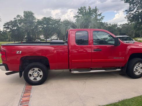 Used 2007 Chevrolet Silverado 2500 LT w/ 2LT Audio Package AWD/4WD image 2