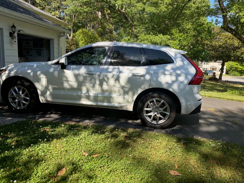 Used 2018 Volvo XC60 T5 Momentum w/ Advanced Package image 4