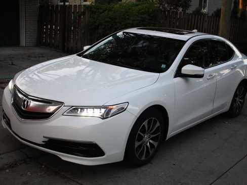 Used 2015 Acura TLX image 2