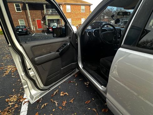 Used 2010 Ford Explorer XLT image 21