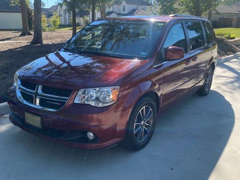 Used 2017 Dodge Grand Caravan SXT image 2