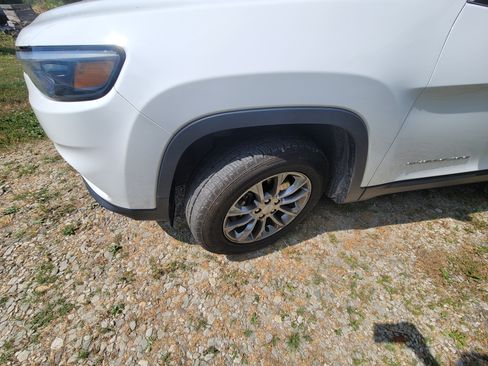 Used 2019 Jeep Cherokee Latitude Plus w/ Cold Weather Group image 2