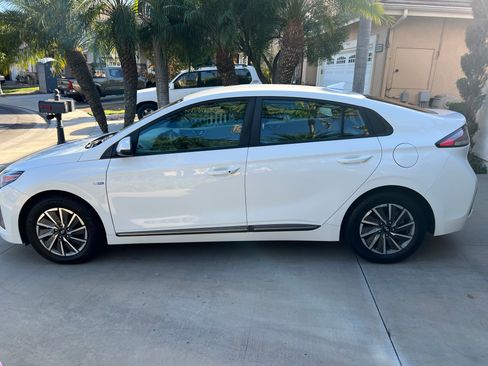 Used 2020 Hyundai Ioniq SE image 16