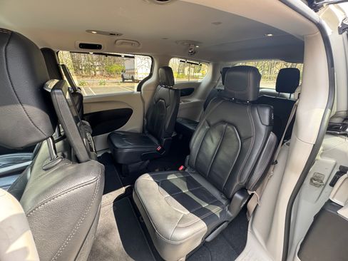 Used 2017 Chrysler Pacifica Touring-L Plus w/ Advanced Safetytec Group image 20