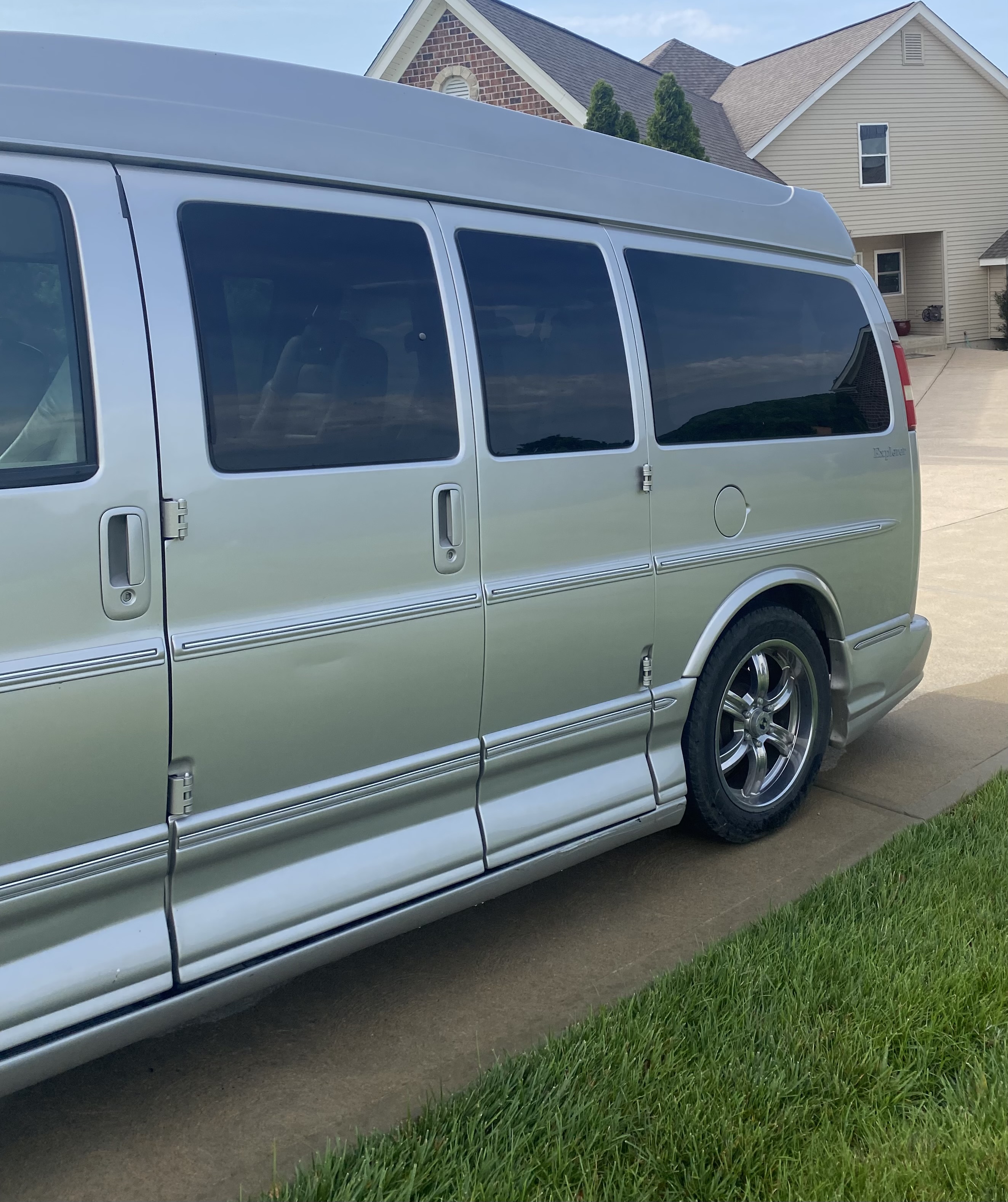 Used 2009 GMC Savana 1500 AWD w/ Preferred Equipment Group image 5