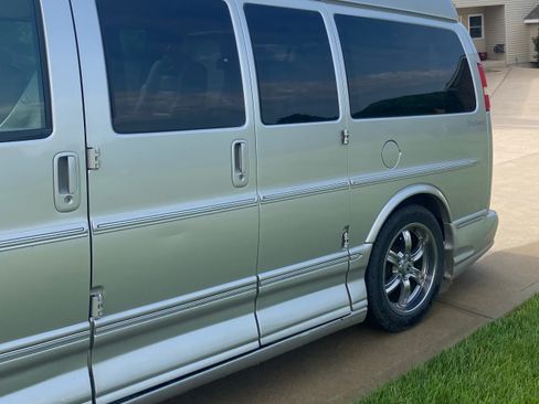 Used 2009 GMC Savana 1500 AWD w/ Preferred Equipment Group image 5
