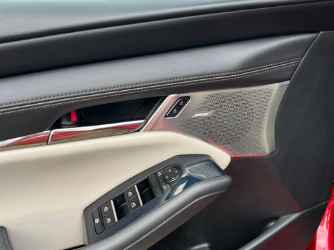 Used 2020 MAZDA MAZDA3 Hatchback w/ Preferred Package image 16