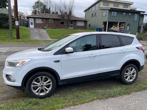 Used 2017 Ford Escape SE image 1