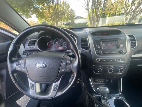 Used 2014 Kia Sorento LX FWD image 16