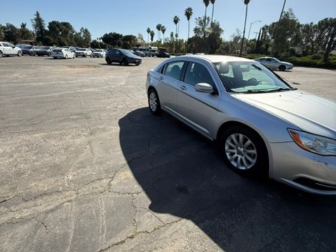 Used 2012 Chrysler 200 Touring FWD image 4