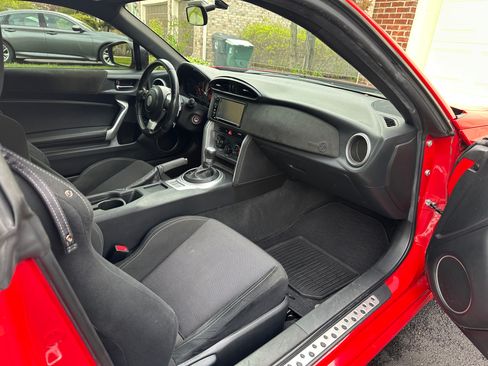 Used 2017 Toyota 86 RWD image 9