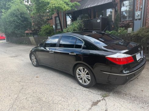Used 2011 Hyundai Genesis 3.8 w/ Technology Pkg 4 RWD image 5