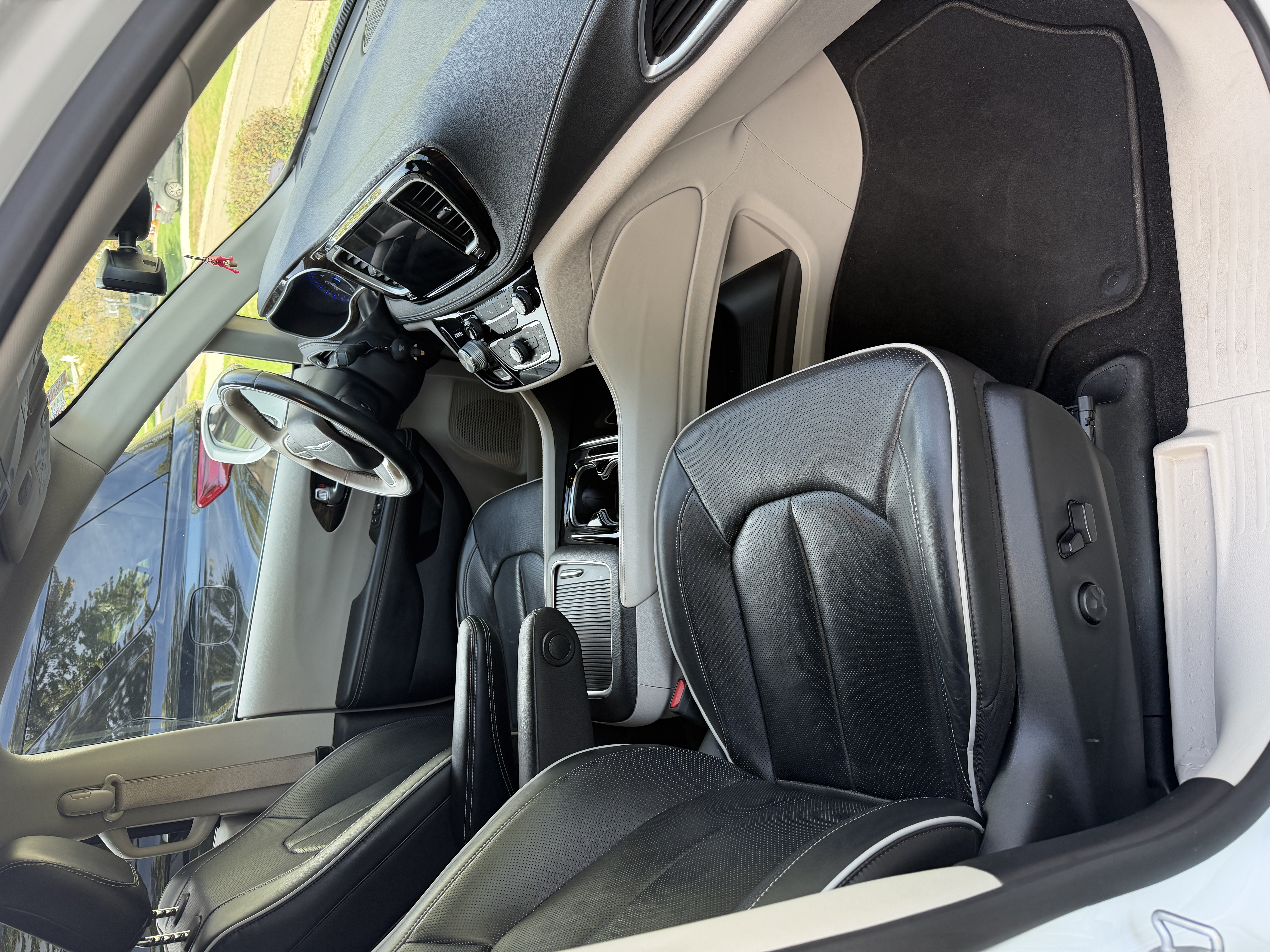 Used 2021 Chrysler Pacifica Limited AWD/4WD image 13