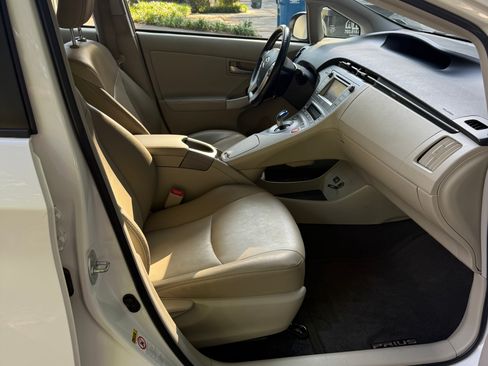 Used 2013 Toyota Prius Five FWD image 2