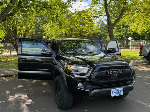 Used 2018 Toyota Tacoma TRD Off-Road AWD/4WD image 2