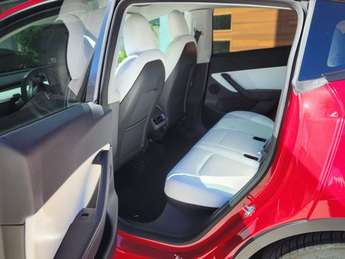 Used 2022 Tesla Model Y Performance image 11