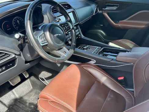 Used 2018 Jaguar F-PACE S image 11