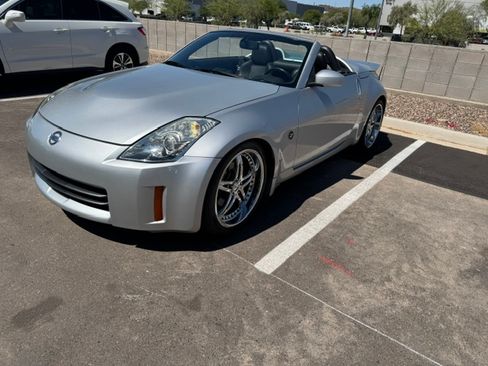 Used 2008 Nissan 350Z Touring RWD image 2