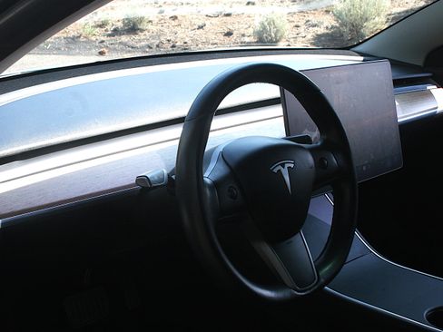 Used 2020 Tesla Model 3 Long Range image 4